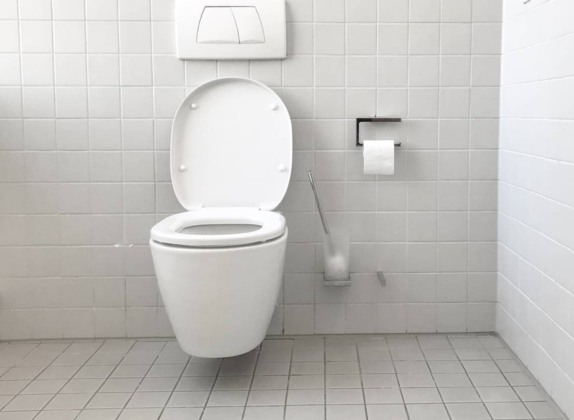 soñar con excremento en el baño