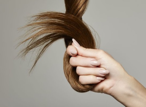 soñar con mechón de pelo en la mano